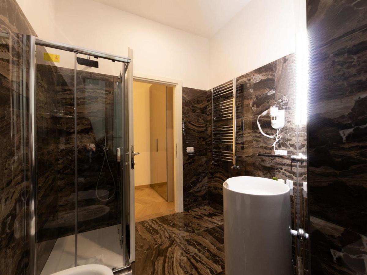 The Best Rent - Elegant Five-Bedrooms Apartment Near Colosseo Рим Екстер'єр фото